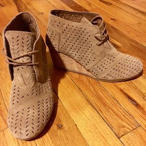 Brand New 9.5 Toms Women’s Desert Platform